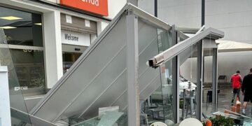 Un tornado derriba la estructura externa de una gasolinera en Mijas