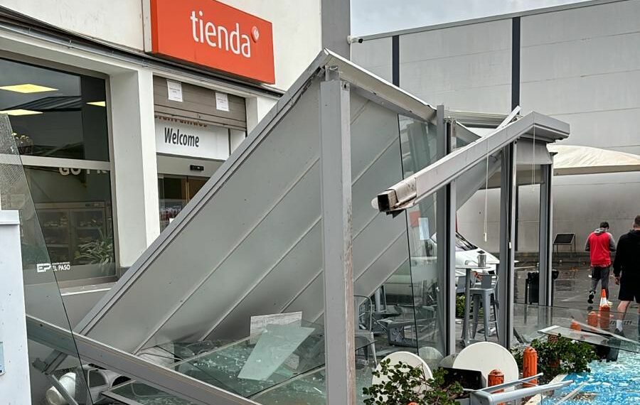 Un tornado derriba la estructura externa de una gasolinera en Mijas