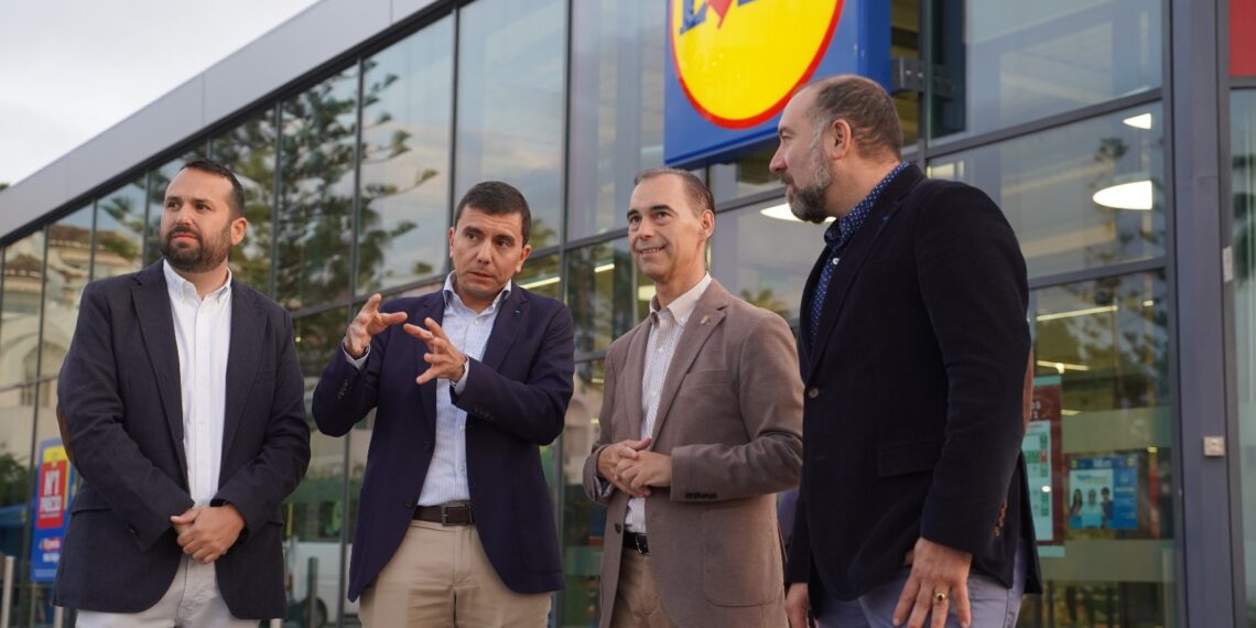 Juan Antonio Lara, alcalde de Benalmádena, acude a la inauguración del nuevo Lidl en Torrequebrada