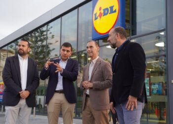 Juan Antonio Lara, alcalde de Benalmádena, acude a la inauguración del nuevo Lidl en Torrequebrada