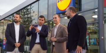 Juan Antonio Lara, alcalde de Benalmádena, acude a la inauguración del nuevo Lidl en Torrequebrada