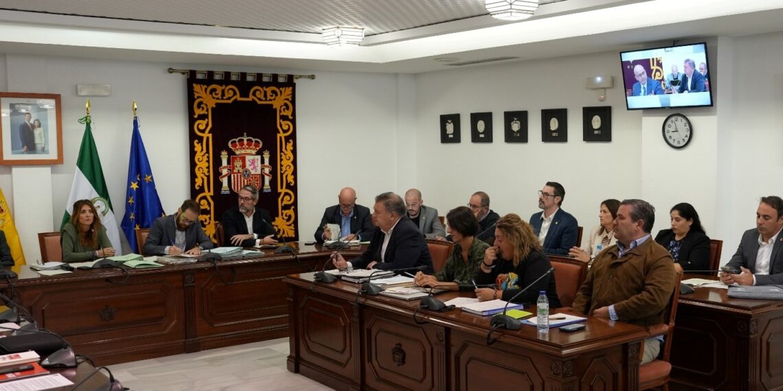 El pleno de Mijas aprueba dos convenios con el Consorcio de Transporte que garantizan el funcionamiento de cinco líneas de autobús