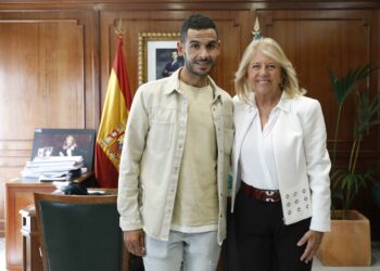 Muñoz recibe al triatleta ‘Juanan’ Gómez, primer marbellí que ha participado en el campeonato del mundo de Ironman en Hawái