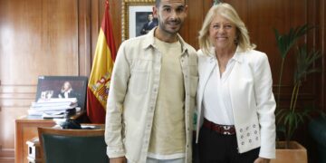 Muñoz recibe al triatleta ‘Juanan’ Gómez, primer marbellí que ha participado en el campeonato del mundo de Ironman en Hawái