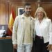 Muñoz recibe al triatleta ‘Juanan’ Gómez, primer marbellí que ha participado en el campeonato del mundo de Ironman en Hawái