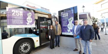 El transporte público de Marbella se suma a la conmemoración del Día Internacional de la Eliminación de la Violencia contra la Mujer con una campaña de sensibilización