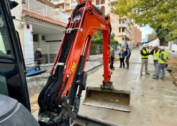 Las obras de remodelación integral de la calle Feria de Abril de Fuengirola alcanzan ya el 50% de su ejecución