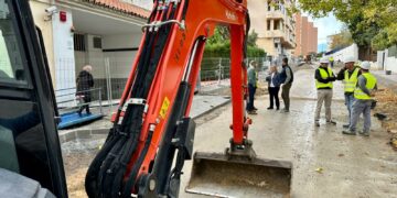 Las obras de remodelación integral de la calle Feria de Abril de Fuengirola alcanzan ya el 50% de su ejecución