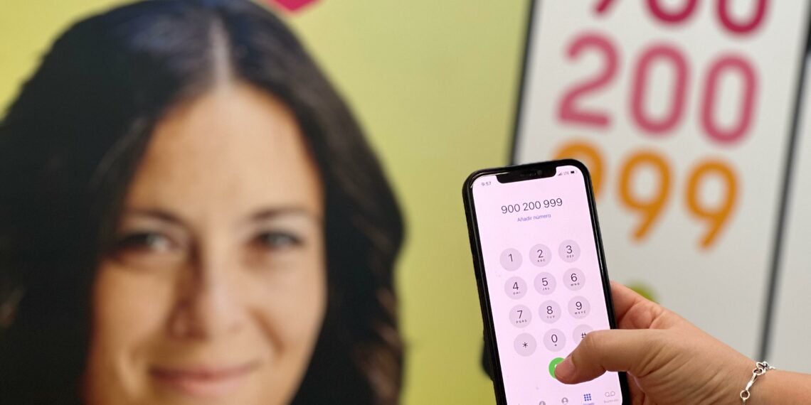 El teléfono de las mujeres gestiona en Málaga más de 9.400 llamadas, casi un 18% más que en 2023