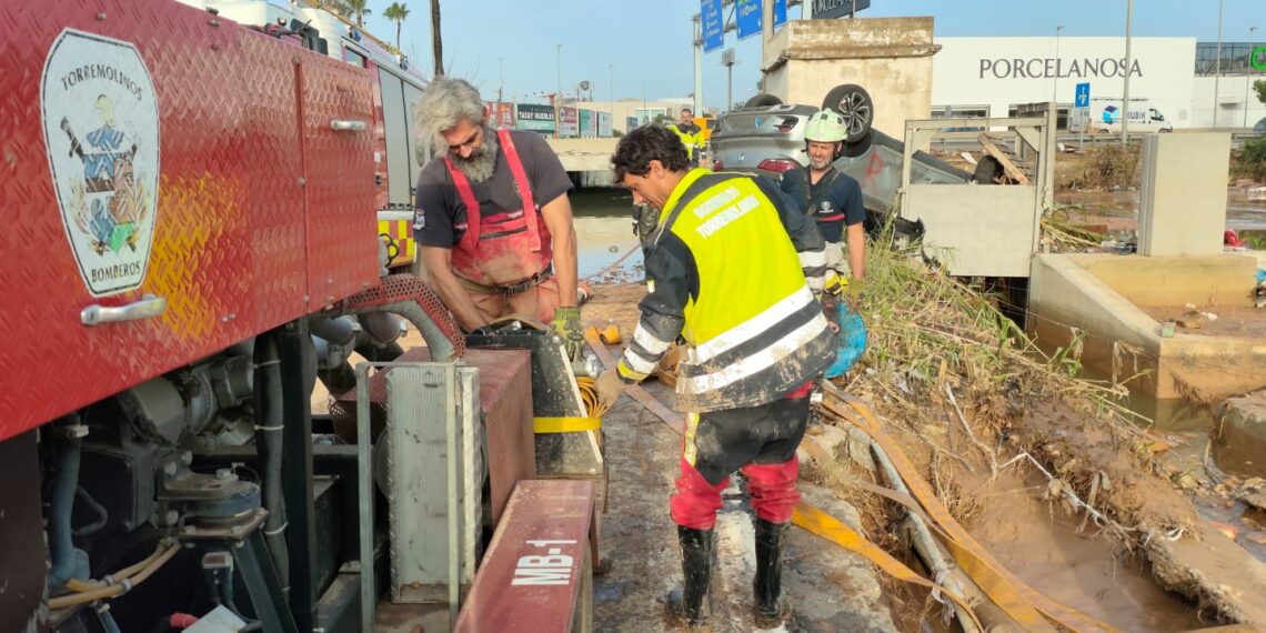 Torremolinos aporta tres bomberos más para trabajar en la zona afectada por la DANA
