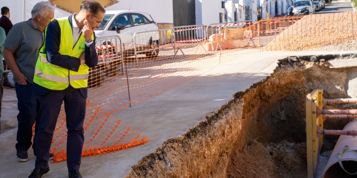 Lara visita los trabajos de reparación del gran socavón en la Avenida de la Yedra, provocado por el paso de la Dana