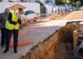 Lara visita los trabajos de reparación del gran socavón en la Avenida de la Yedra, provocado por el paso de la Dana