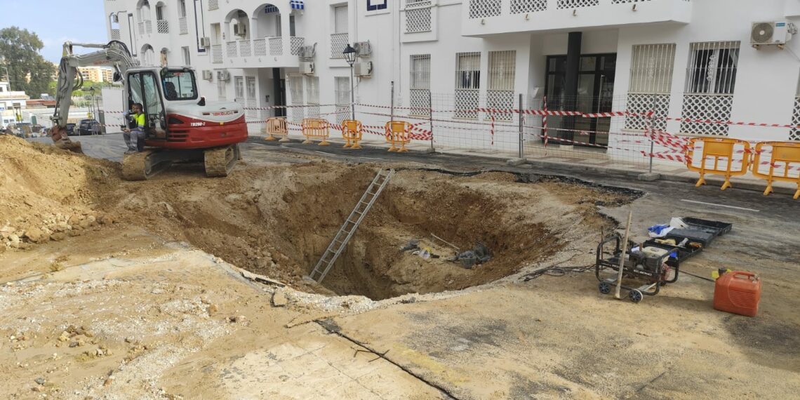 Comienzan los trabajos para reparar la rotura de la tubería de la calle Medina Azahara