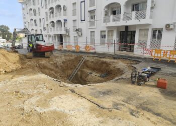 Comienzan los trabajos para reparar la rotura de la tubería de la calle Medina Azahara