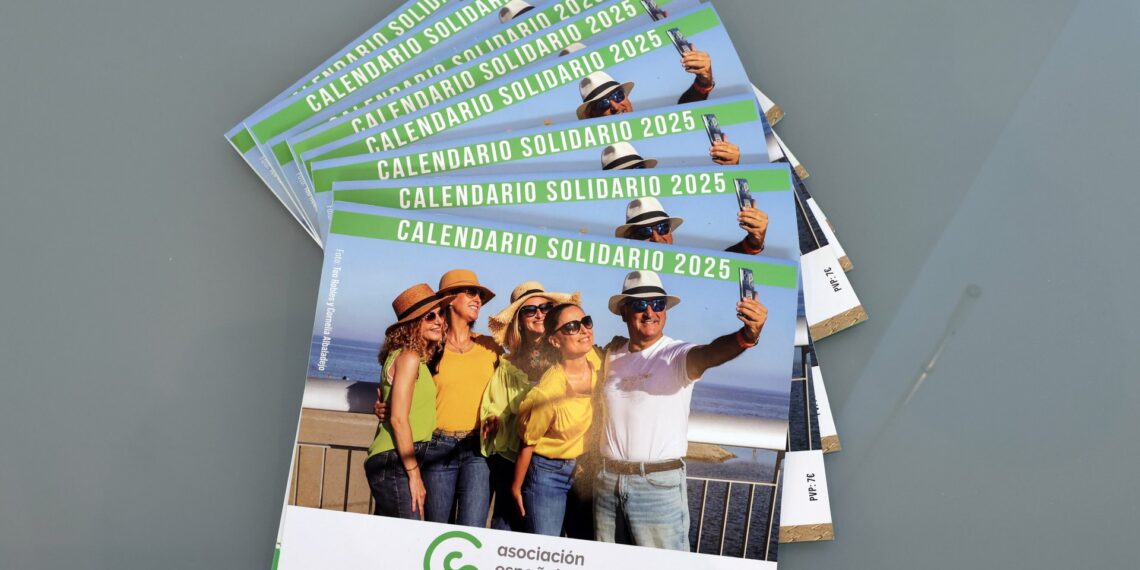 La Diputación colabora con la impresión del calendario solidario 2025 de la AECC de Fuengirola