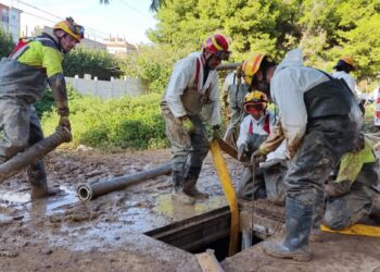 Doce bomberos malagueños parten hacia Valencia para relevar al grupo de efectivos desplazados