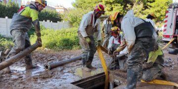 Doce bomberos malagueños parten hacia Valencia para relevar al grupo de efectivos desplazados