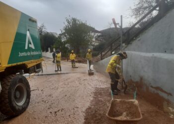 Tareas de limpieza y suministro de agua: Protección Civil y Emergencias siguen coordinando la fase de recuperación por la DANA