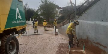 Tareas de limpieza y suministro de agua: Protección Civil y Emergencias siguen coordinando la fase de recuperación por la DANA