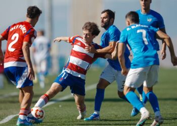 El Estepona vence en Granada con un gol inverosímil de su portero y el Torremolinos asalta Linares