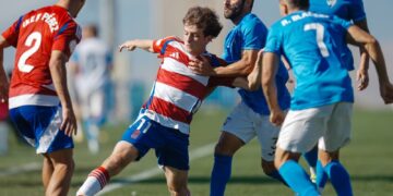 El Estepona vence en Granada con un gol inverosímil de su portero y el Torremolinos asalta Linares