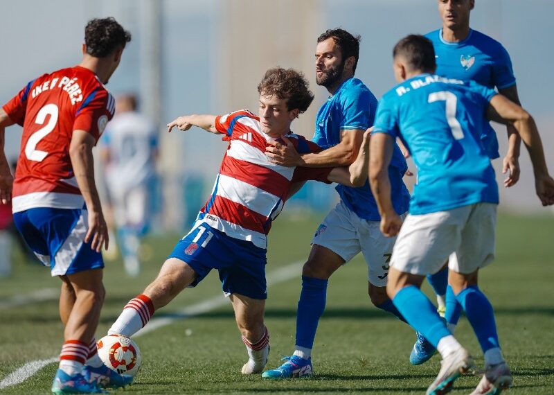 El Estepona vence en Granada con un gol inverosímil de su portero y el Torremolinos asalta Linares