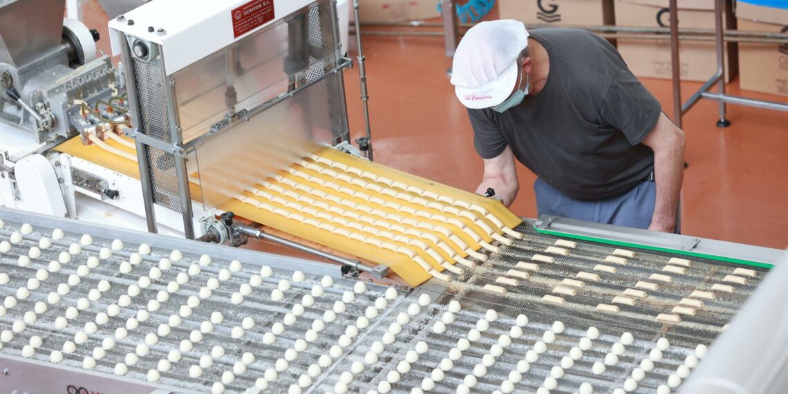 El paro en Andalucía suma 7.723 parados en octubre y se mantiene por octavo mes por debajo de los 700.000