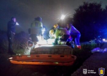 Heridas tres personas tras salirse de la calzada su vehículo y caer en una acequia en Málaga