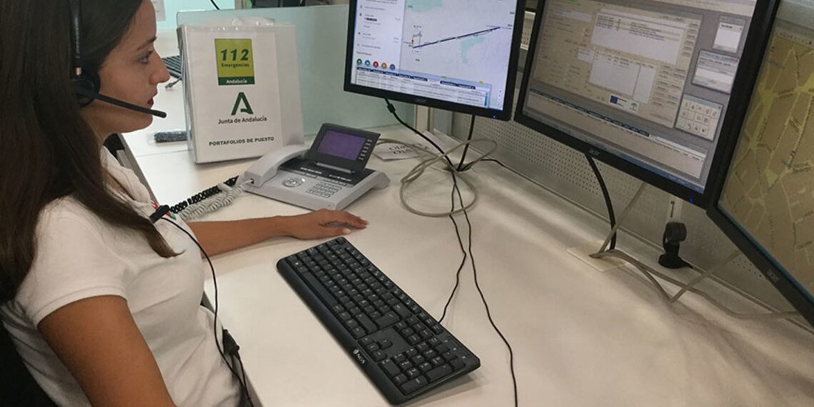 Un hombre de 84 años afectado por inhalación de humo al incendiarse la cocina de una vivienda en Vélez-Málaga