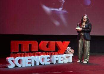 La catedrática de Genética de la UMA Ana Grande, distinguida con el galardón ‘Muy’ de Biología