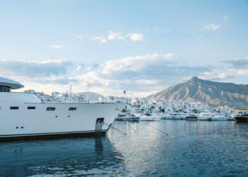 La Junta valora Puerto Banús como un activo fundamental para el turismo y la economía de Andalucía