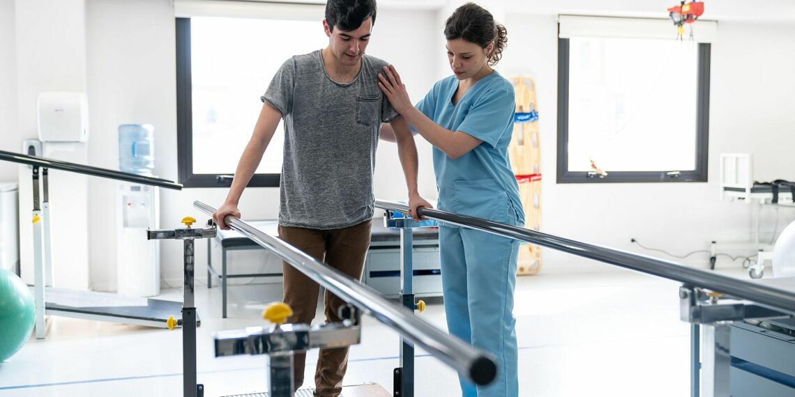 Dos pacientes con lesiones medulares vuelven a caminar gracias a un implante cerebral que estimula el hipotálamo