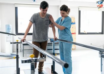 Dos pacientes con lesiones medulares vuelven a caminar gracias a un implante cerebral que estimula el hipotálamo