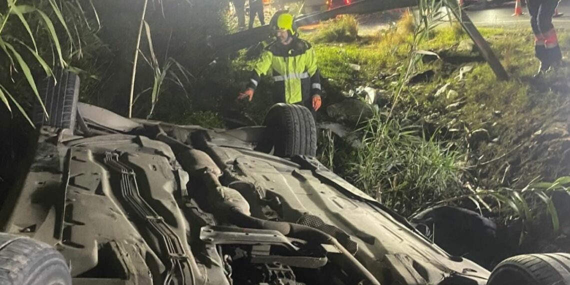 Accidente en Estepona: un coche vuelca por la A-7 y dos personas son trasladadas al hospital