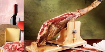 Marbella pone en marcha una cata de jamón, vinos y quesos en el Mercado Central de Marbella