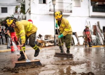 Moreno felicita la Navidad con una imagen de efectivos del Infoca trabajando en zonas afectadas por la DANA