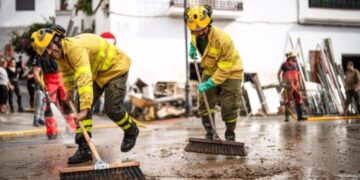 Moreno felicita la Navidad con una imagen de efectivos del Infoca trabajando en zonas afectadas por la DANA
