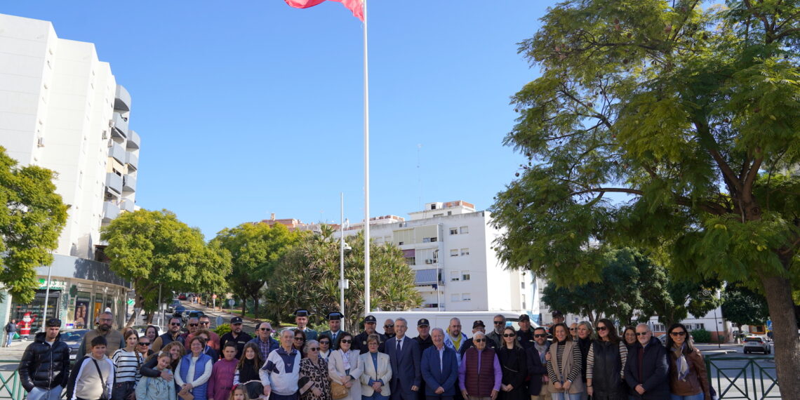 El Ayuntamiento de Estepona iza la bandera de España en la avenida Andalucía «en defensa de los valores constitucionales»
