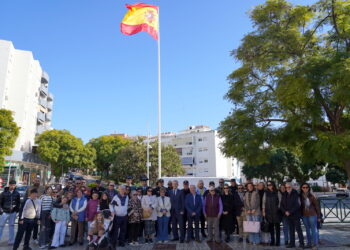 El Ayuntamiento de Estepona iza la bandera de España en la avenida Andalucía «en defensa de los valores constitucionales»
