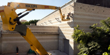 Comienzan las obras de una pasarela de acceso a la cubierta del pabellón de La Lobilla para facilitar su mantenimiento y limpieza en épocas de lluvias