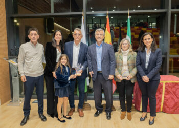 Estepona reconoce a la Asociación Paula y la Fábrica de Médula y a la empleada municipal Maite Rodríguez