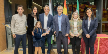 Estepona reconoce a la Asociación Paula y la Fábrica de Médula y a la empleada municipal Maite Rodríguez