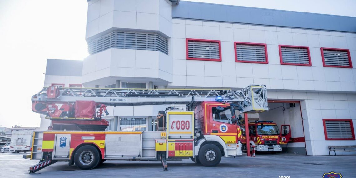 Extinguido un incendio originado en la cubierta de una nave industrial en Málaga capital
