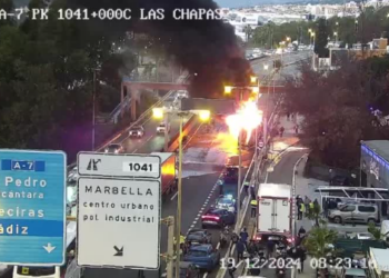 La A-7 recupera el tráfico habitual por Marbella tras un día caótico por el incendio de un camión