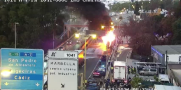 La A-7 recupera el tráfico habitual por Marbella tras un día caótico por el incendio de un camión