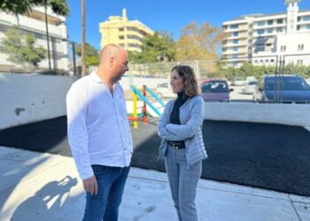 El Ayuntamiento de Fuengirola renueva el pavimento de una zona exterior del colegio Santa Amalia
