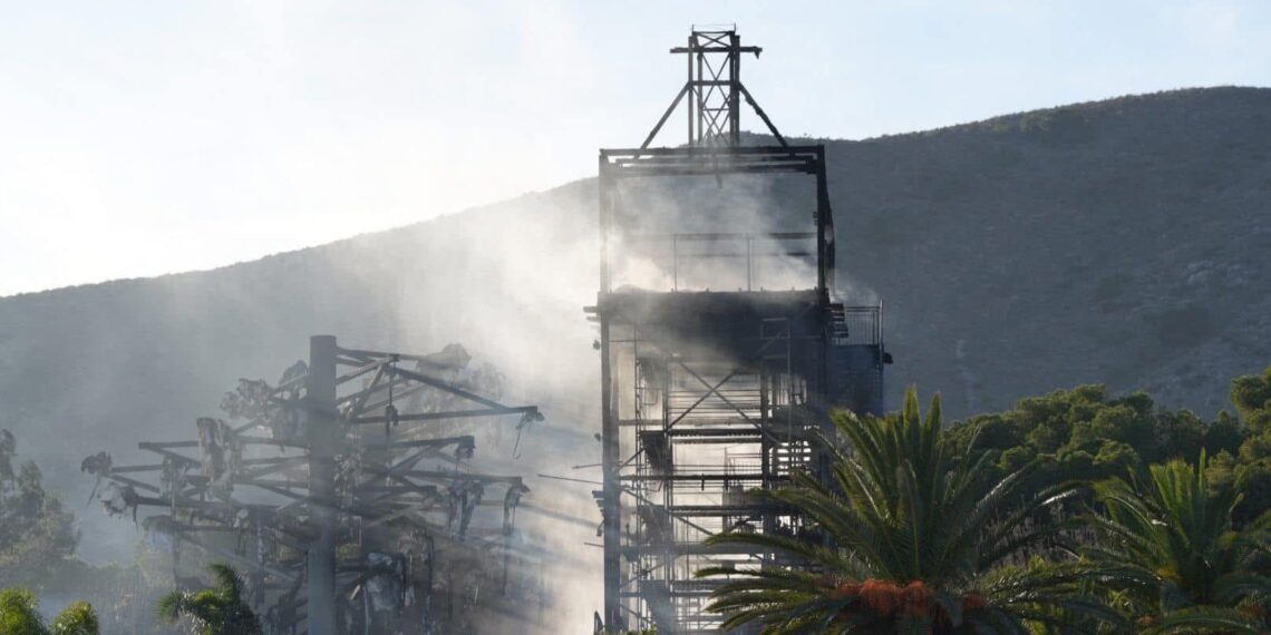 Controlado el aparatoso incendio en el Aqualand de Torremolinos