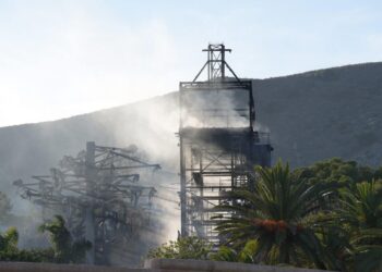 Controlado el aparatoso incendio en el Aqualand de Torremolinos