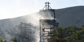 Controlado el aparatoso incendio en el Aqualand de Torremolinos