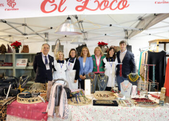 La alcaldesa de Marbella destaca la labor de Cáritas en la inauguración del Bazar Solidario de Navidad